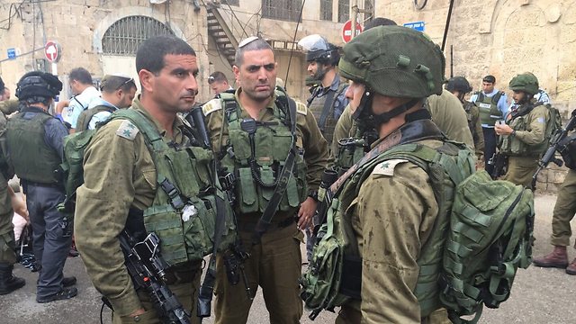 Colonel Yariv Ben-Ezra, left (Photo: IDF spokesperson)