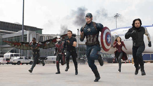 קפטן אמריקה מוביל. מתוך "מלחמת האזרחים" ()