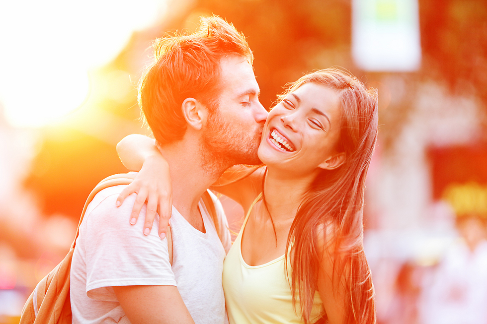 אפילו הנשיקות שלך מצחיקות (צילום: Shutterstock) (צילום: Shutterstock)
