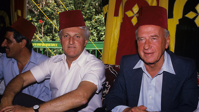 Rabin (R) with Tel Aviv Mayor Shlomo Lahat at a mimouna in 1986 (Photo: Michael Kramer)