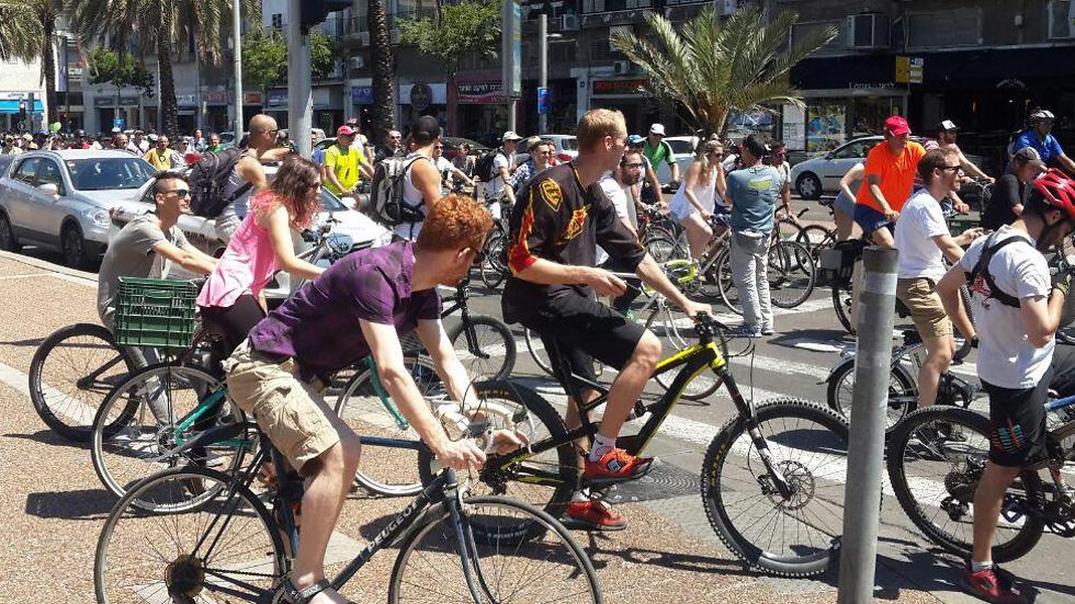Cyclists in Friday's protest (Photo: Noam Dvir)