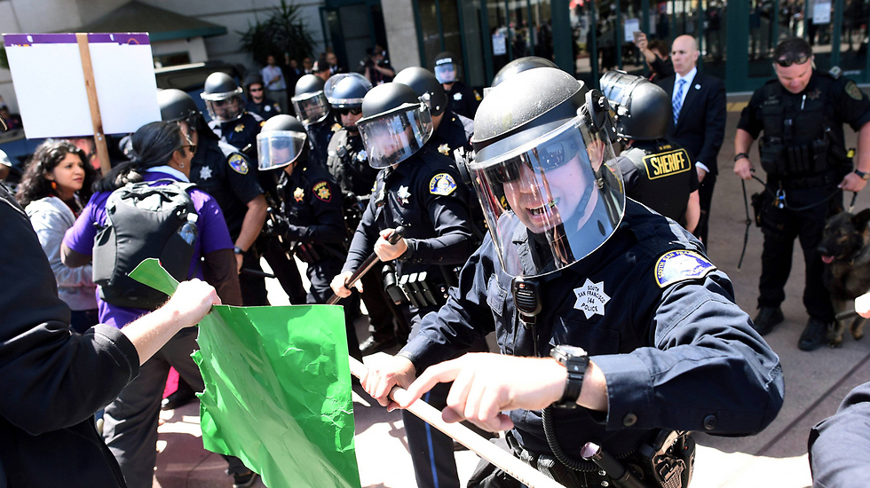 עימותים בין שוטרים למפגינים מחוץ לבית המלון (צילום: רויטרס) (צילום: רויטרס)