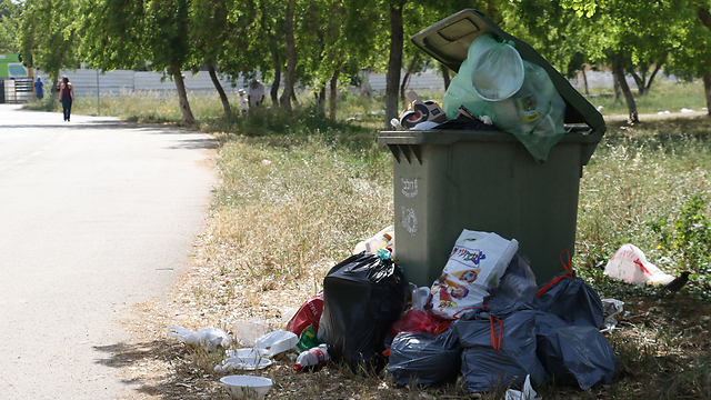 Trash left by visitors at the Yarkon Park in Tel Aviv (Photo: Shaul Golan)