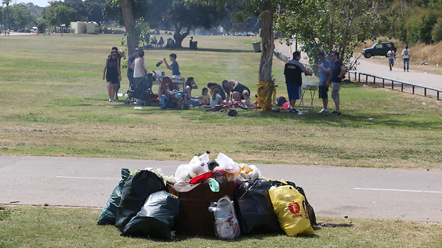 Trash piling up at the Yarkon Park in Tel Aviv (Photo: Shaul Golan)