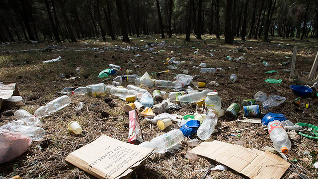 Trash left by visitors in Kiryat Ata (Photo: Gil Nechushtan)