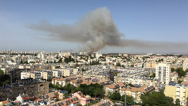העשן בדרום תל אביב היתמר ונראה למרחק רב (צילום: אלין דניאל) (צילום: אלין דניאל)