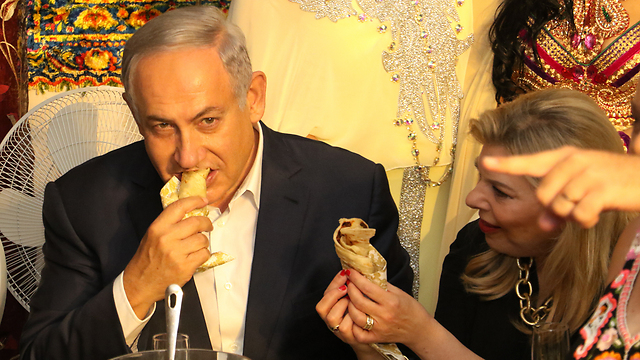 Prime Minister Benjamin Netanyahu and wife Sara enjoy a mufleta in Yavne (Photo: Shaul Golan)