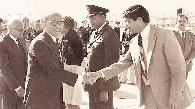 Gideon Meir, right, shakes hands with the late prime minister Menachem Begin (Photo: Moshe Milner, GPO)