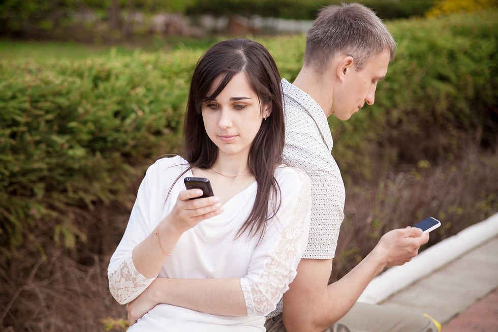 אנשים שהיו תלויים יותר בסמארטפון שלהם, דיווחו על מידת אושר נמוכה יותר מהזוגיות (צילום: Shutterstock) (צילום: Shutterstock)