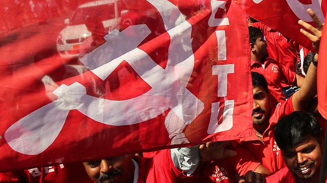 דגלים אדומים בחגיגות 1 במאי בבנגלור, הודו (צילום: EPA) (צילום: EPA)