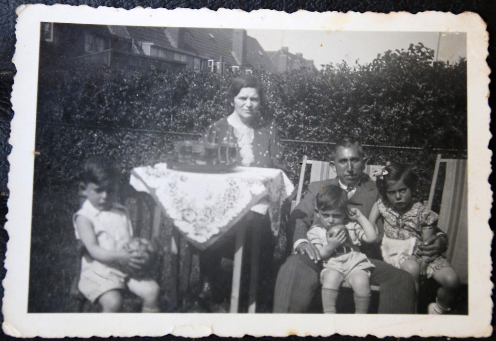 "התחבאתי בשדה חיטה". עם המשפחה, לפני השואה. צילום רפרודוקציה: אבי מועלם (צילום: אבי מועלם) (צילום: אבי מועלם)