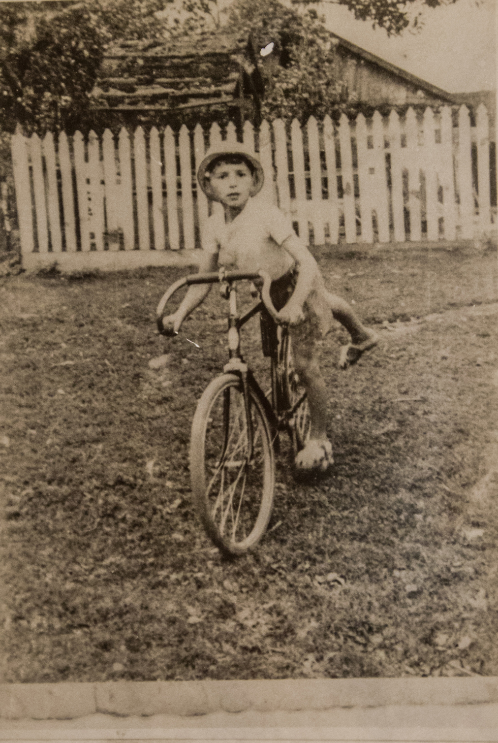 כילד קטן על האופניים, עוד לפני המלחמה. צילומי רפרודוקציה: עידו ארז (צילום: עידו ארז) (צילום: עידו ארז)