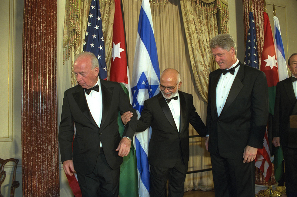 L-R: Yitzhak Rabin, King Hussein of Jordan, US President Bill Clinton at peace-treaty signing in 1994 (Photo: Yaakov Saar/GPO) (צילום: יעקב סער, לע"מ)