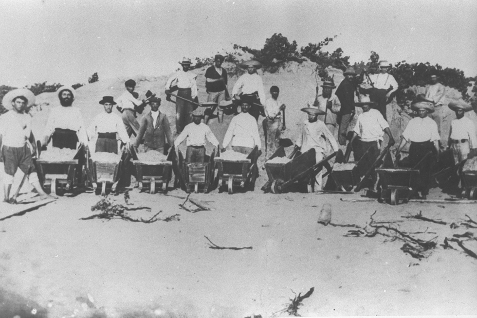 חלוצי ההתיישבות בת"א: על דיונות חול, ב-1910 (צילום: לע"מ) (צילום: לע
