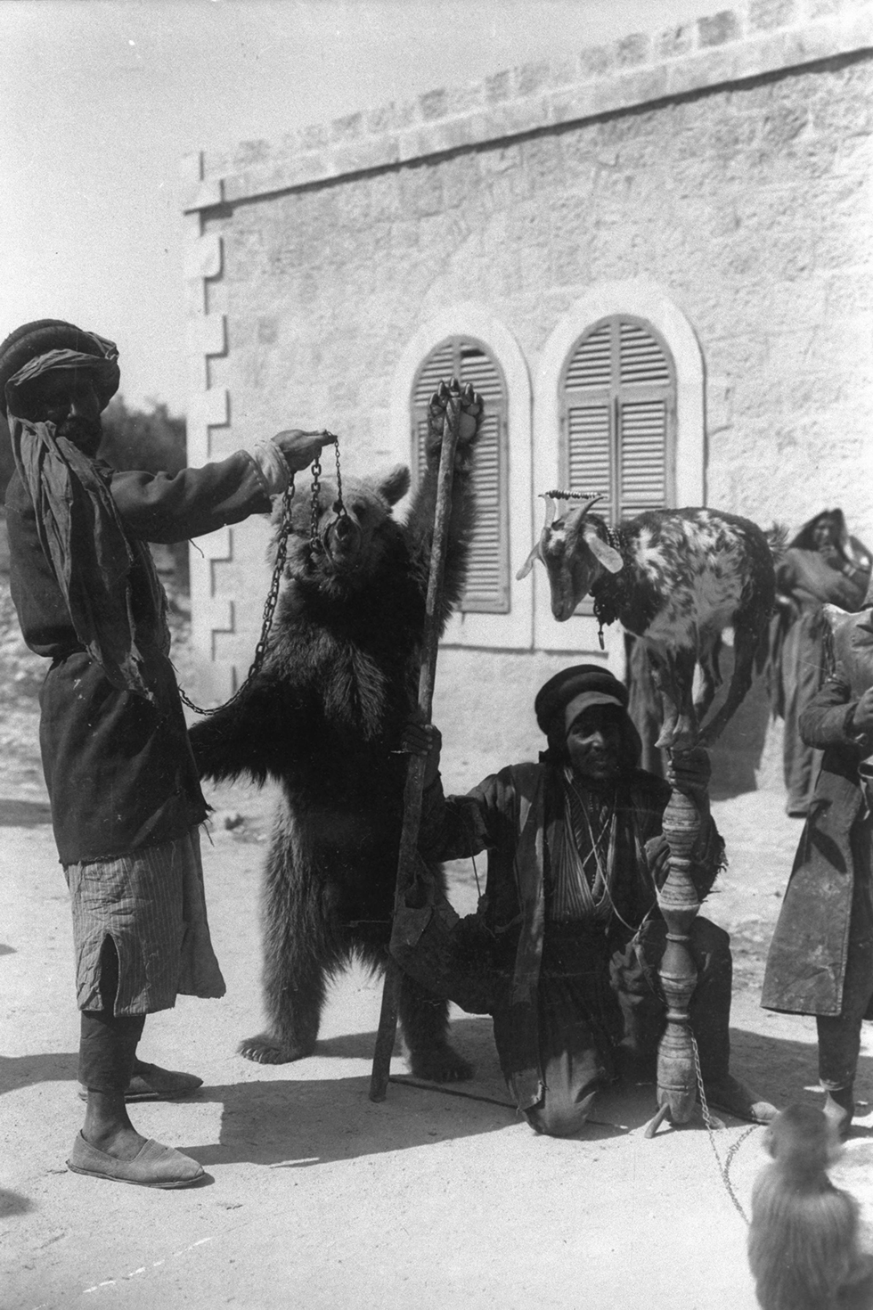 לפני 106 שנה: קרקס רחוב של חיות מאולפות, ב-1910 (צילום: לע"מ) (צילום: לע