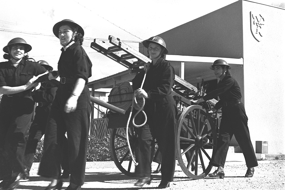 לוחמות האש: נשים מתנדבות למכבי האש בחיפה, ב-1941 (צילום: זולטן קלוגר, לע"מ) (צילום: זולטן קלוגר, לע
