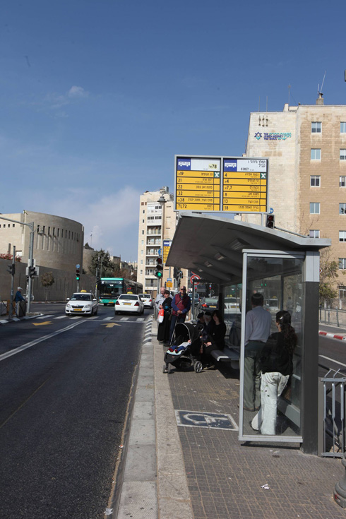 תחנת אוטובוס בירושלים. "השפעה מלמטה למעלה דרך הטכנולוגיה" (צילום: גיל יוחנן)