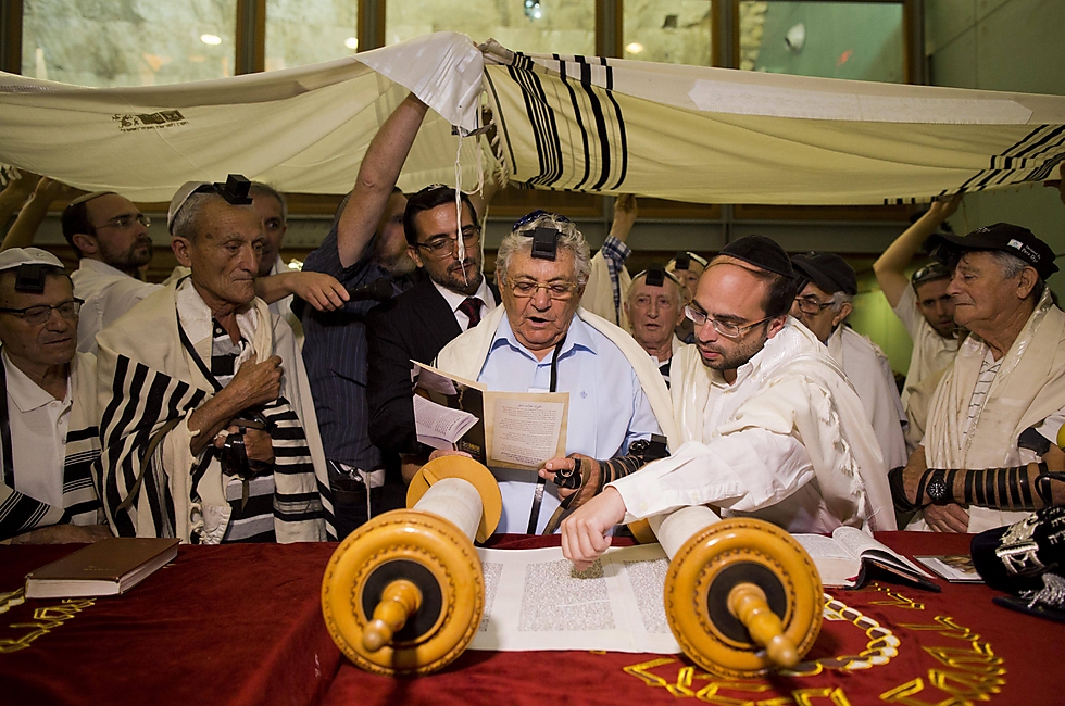 Itzhak Reznik reading from the Torah (Photo: EPA)