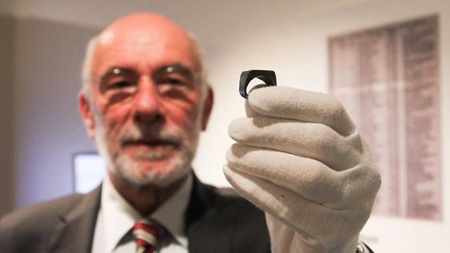 Louis Gross holds model of ring given to Oskar Schindler by Jews (Photo: Clare Rawlinson, ABC): 