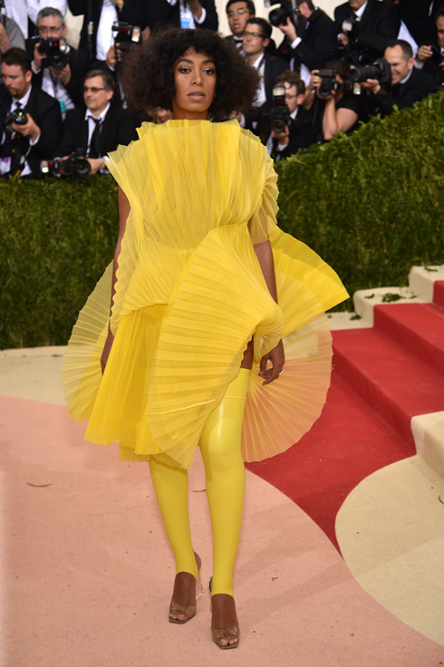סולאנג' נואלס במראה אפרוחי, לבושה בשמלת פליסה צהובה בעיצוב דיוויד לפורט  (צילום: gettyimages)