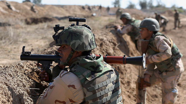 אימון משותף של חיילים אמריקנים ועיראקים (צילום: AP) (צילום: AP)