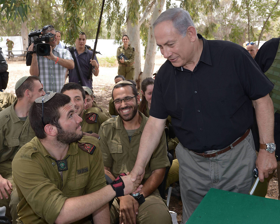 Netanyahu meets with soldiers from the 51st Battalion on the Gaza border (Photo: Amos Ben-Gershom, GPO)