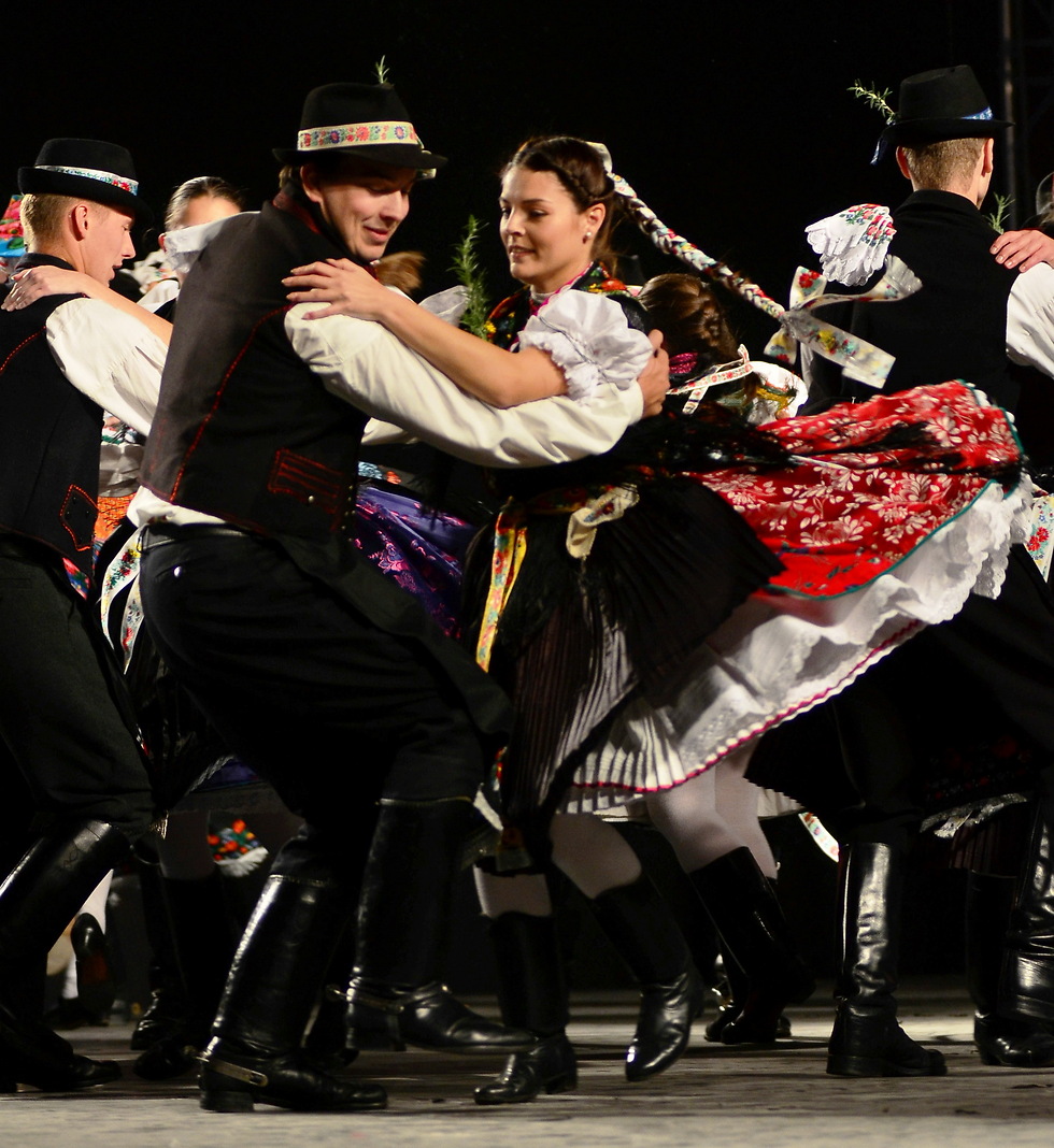 רוקדים צ'רדש ב"ימי הונגריה" ()