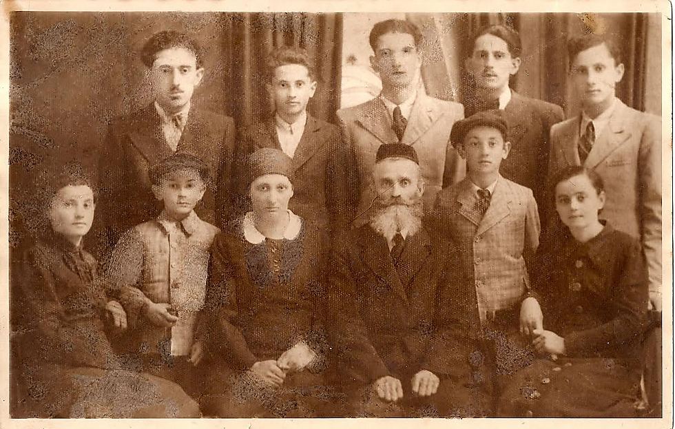 נתן, ליד אביו (בשורה התחתונה, עומד שני מימין), בתמונה היחידה שנותרה בידיו מלפני המלחמה ()