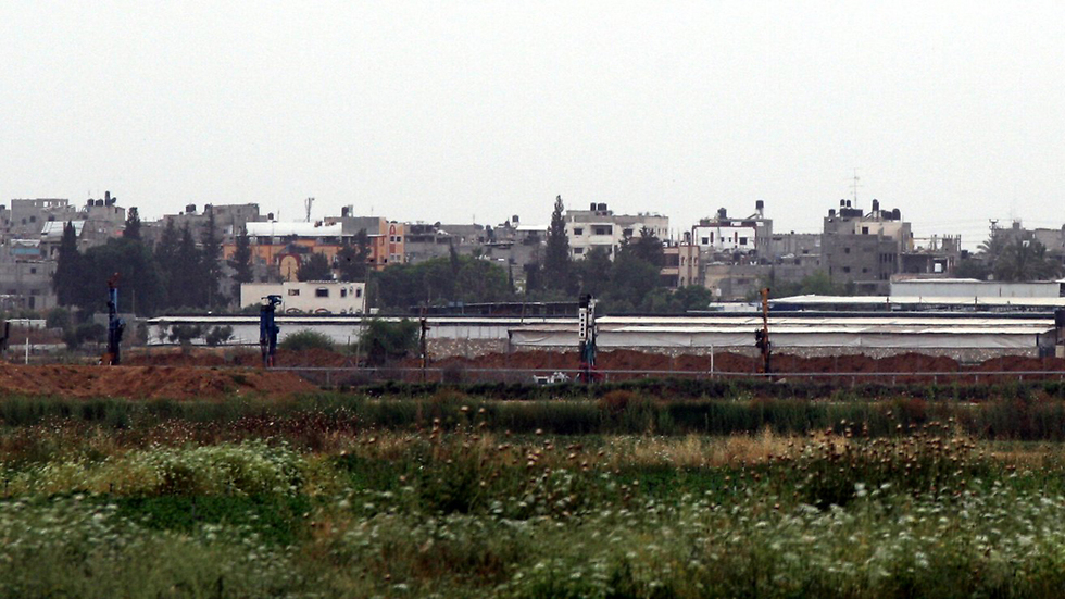 הקידוחים באזור הגבול. למטה מימין: עמדת חמאס (צילום: רועי עידן) (צילום: רועי עידן)