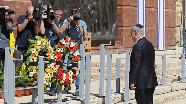 Prime Minister Netanyahu laying a wreath in memory of Holocaust victims (Photo: Gil Yohanan)