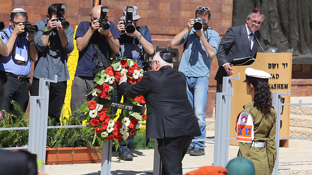 President Rivlin laying a wreath in memory of Holocaust victims (Photo: Gil Yohanan)