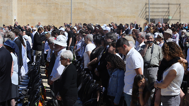 Attendees at the Yad Vashem wreath-laying ceremony stand in silence during the 2-minute siren (Photo: Gil Yohanan)