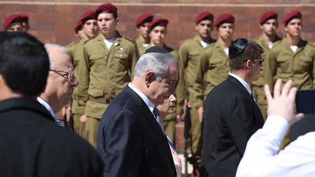 Prime Minister Netanyahu standing at attention during the 2-minute siren (Photo: Gil Yohanan)