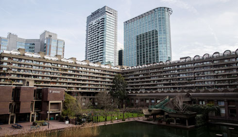 מרכז ברביקן, לונדון. מקרה חריג של מתחם ברוטליסטי ענקי שהפך לסיפור הצלחה, כולל דירות פאר בסכומי עתק (צילום: rex/asap creative)