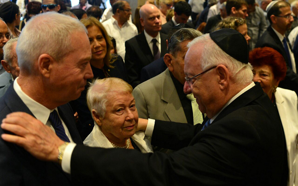בטקס "לכל איש יש שם" בכנסת: הנשיא ריבלין עם השר יואב גלנט ואמו ניצולת השואה פרומה ()