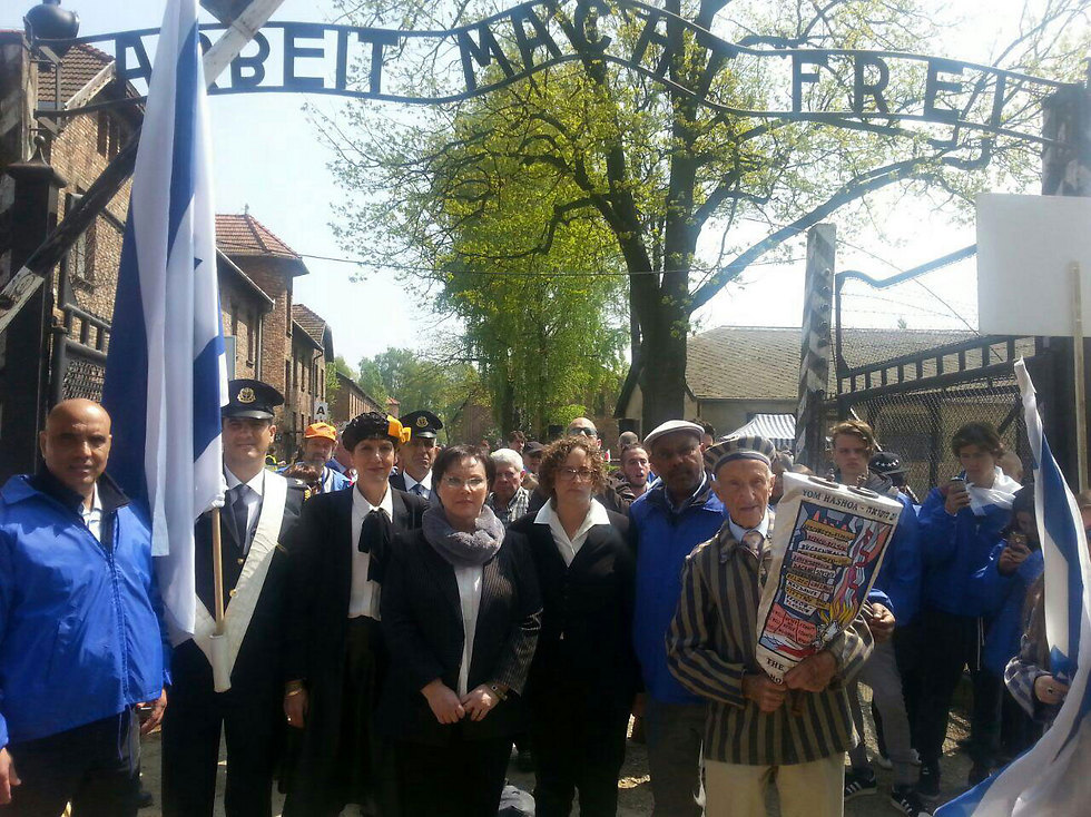 משלחת חברי הכנסת עם ניצול השואה אדוארד מוסברג (צילום: דוברות הכנסת) (צילום: דוברות הכנסת)