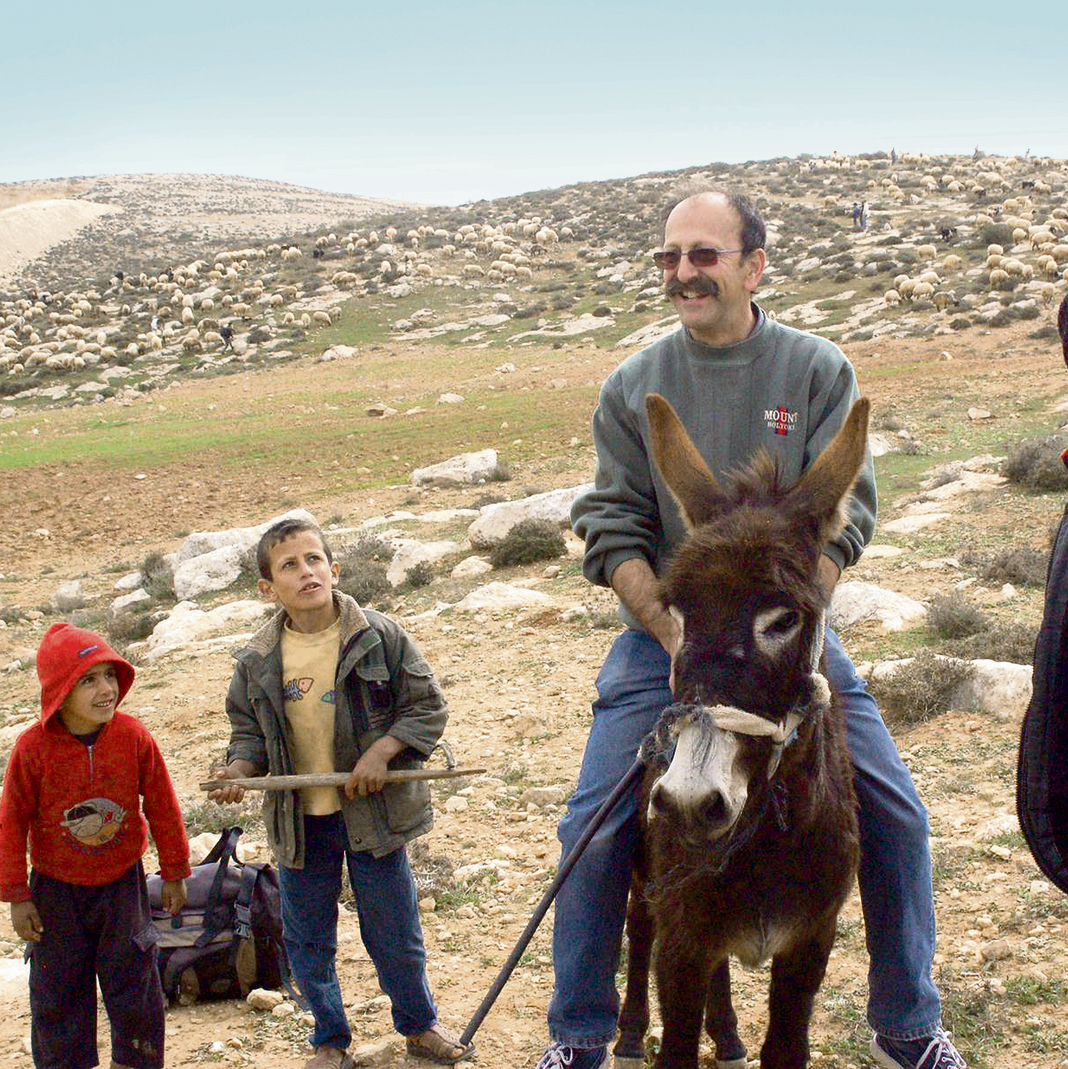 שולמן עם פלסטינים בפעילות "תעאיוש". "הכיבוש יקרוס, כי מה שאנחנו עושים זה בלתי אפשרי. אני לא יודע איך, אבל זה חייב להסתיים" שולמן עם פלסטינים בפעילות "תעאיוש". "הכיבוש יקרוס, כי מה שאנחנו עושים זה בלתי אפשרי. אני לא יודע איך, אבל זה חייב להסתיים"
