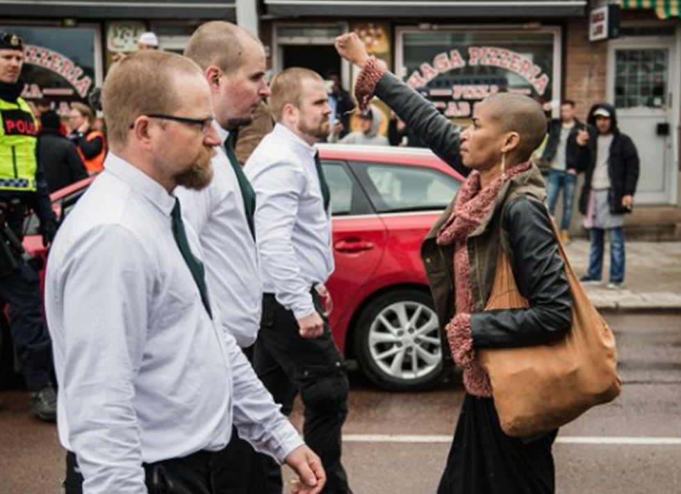 אישה מפגינה נגד חברי הארגון בשבדיה, מאי 2016 ()