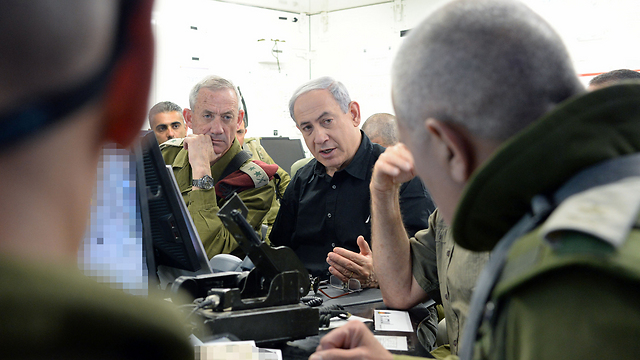 Netanyahu and Gantz being briefed during a visit to the 162nd Armor Division's command post outside Gaza (Photo: Koby Gideon, GPO)