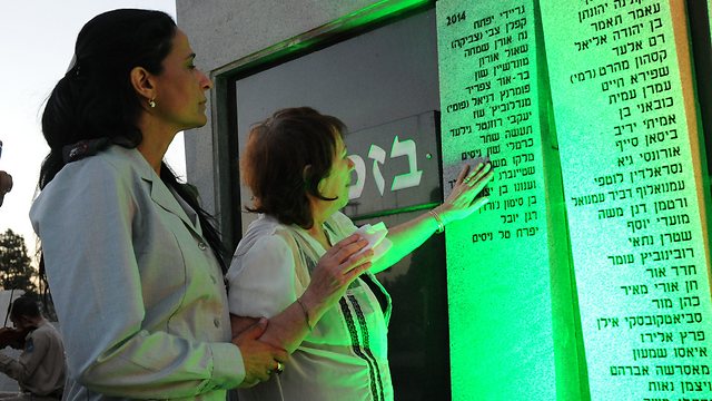 Col. Yaffa Mor comforts Oron Shaul's mother Zehava at a monument in memory of Protective Edge casualties (Photo: Efi Shrir)