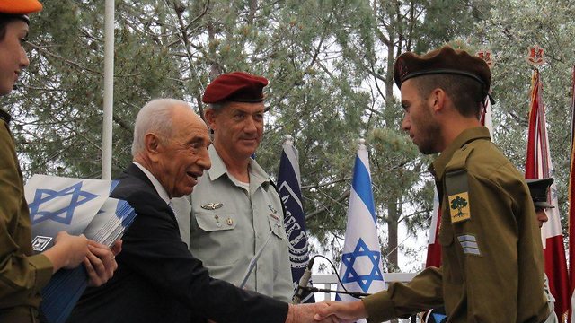 Oron Shaul honored by then-president Peres at ceremony for outstanding soldiers (Photo: Yosef Avi Yair Engel)