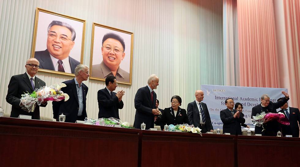 הביקור של חתני פרס נובל בצפון קוריאה (צילום: EPA) (צילום: EPA)