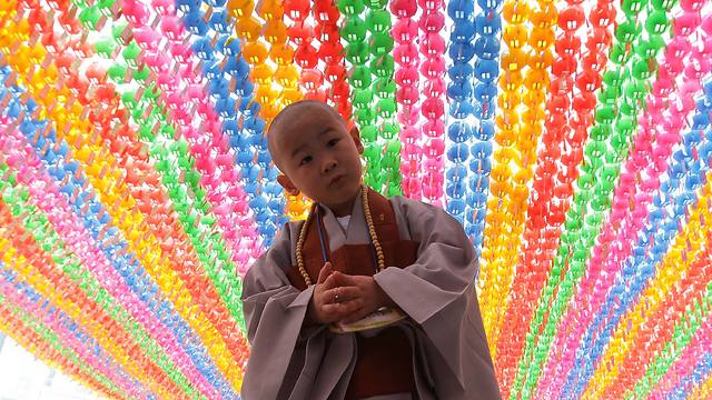 ילד משתתף בטקס "ילדים הופכים לנזירים בודהיסטים" במקדש בסיאול, בירת דרום קוריאה, ערב יום הולדתו של הבודהה. במהלך הטקס מגלחים את שיערות ראשם של הילדים, והם ישהו במקדש במשך 14 ימים וילמדו על הבודהיזם (צילום: gettyimages) (צילום: gettyimages)