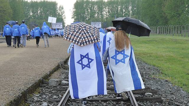 הגשם לא עצר את משתתפי מצעד החיים באושוויץ, פולין (צילום: AP) (צילום: AP)