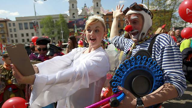 "פורום מינסק לתיאטראות רחוב" ערך מצעד ססגוני בעיר הבירה הבלרוסית בהשתתפות שחקנים רבים (צילום: EPA) (צילום: EPA)