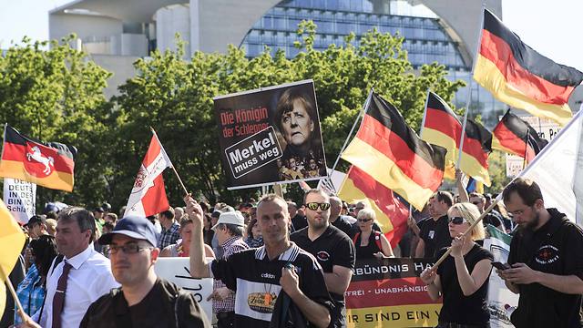 אנשי ימין מפגינים בגרמניה נגד הגירת המוסלמים (צילום: gettyimages) (צילום: gettyimages)