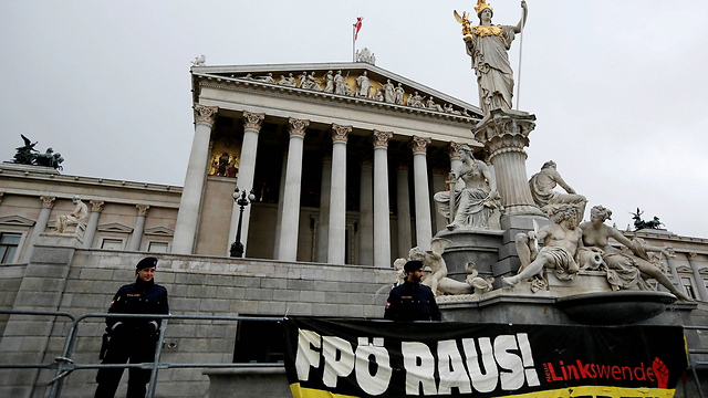 "'מפלגת החירות' החוצה". בנייין הפרלמנט בווינה (צילום: רויטרס) (צילום: רויטרס)