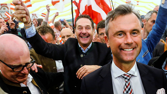 ניצח בסיבוב הראשון. נורברט הופר, מועמד "מפלגת החירות" לנשיאות אוסטריה לצד שטראכה (צילום: רויטרס) (צילום: רויטרס)