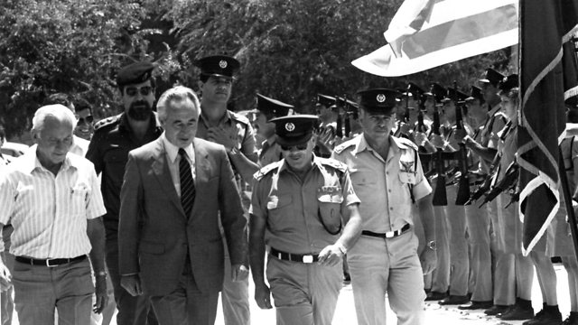 Left to right: Minister of Police Haim Bar-Lev, Nevo (to the back), Prime Minister Peres, Police Commissioner David Kraus and head of the police's manpower director Yaakov Turner (Photo: Zoom 77)