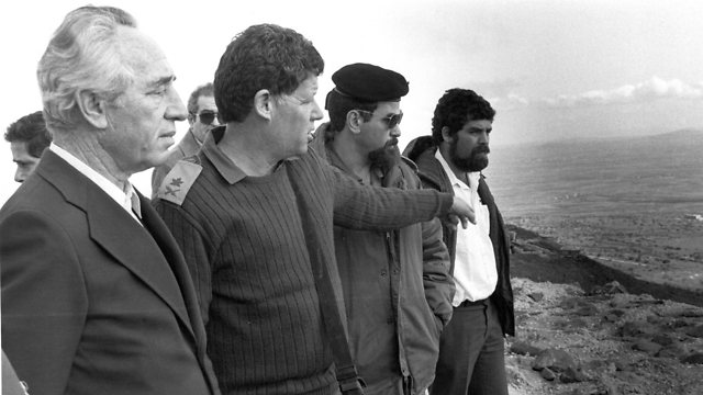 Then-prime minister Peres, center, receiving a briefing from then-GOC Northern Command Uri Orr, along with Nevo, to Orr's left (Photo: Zoom 77)